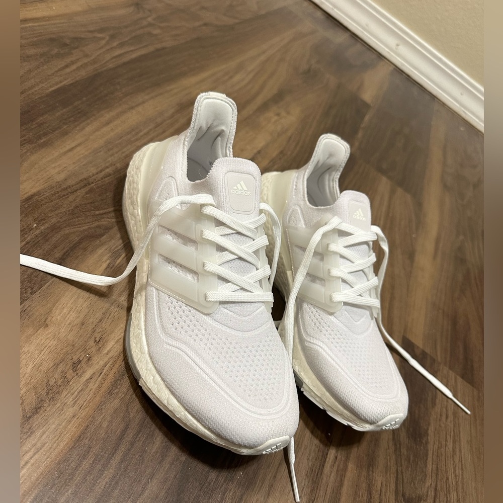 LIKE NEW - Triple White 2021 Adidas Women’s UltraBoost sz 9